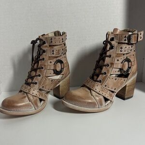 Freebirds! Lace/zip heeled ankle boots